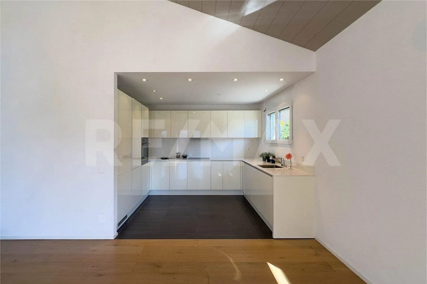 Helles 4,5-Zimmer-Apartment im obersten Stockwerk - Foto 11 von 13