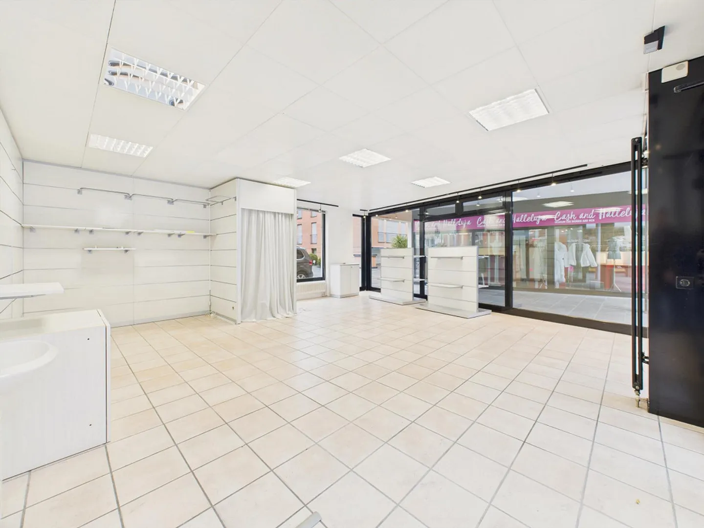 Spazio Commerciale ad Ascona - Foto 1 di 7