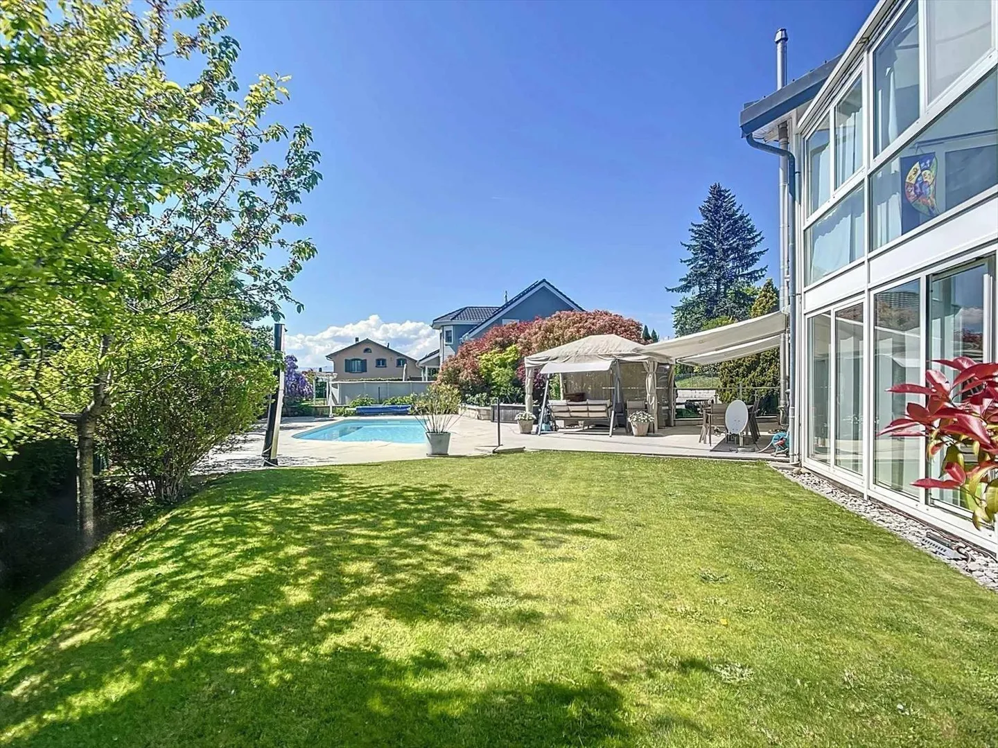 Casa al piano terra spaziosa in stile unifamiliare con piscina riscaldata vicino all'ISL - Foto 1 di 13