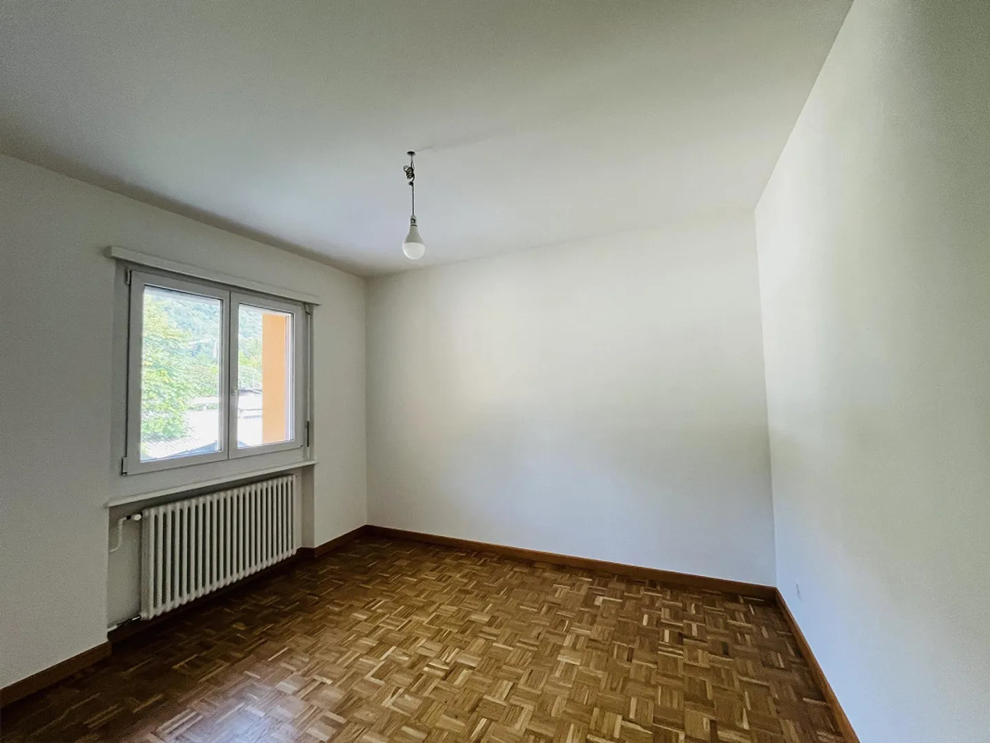 CONFORTEVOLE APPARTAMENTO 4.5 LOCALI - Foto 7 di 8