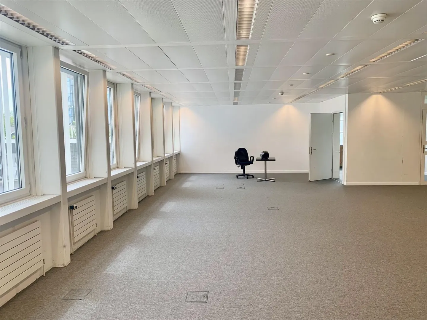 Vaud locali, uffici, restano 300 m2 divisibili 100/200 m2 a Renens - Foto 2 di 11