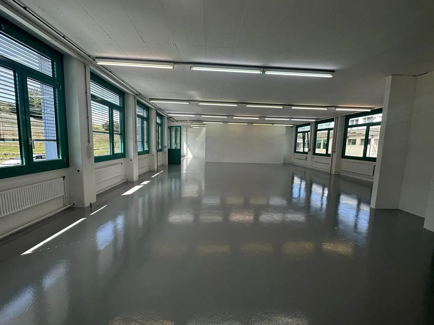 Espace commercial avec accès privé et rampe de chargement - Photo 3 sur 9