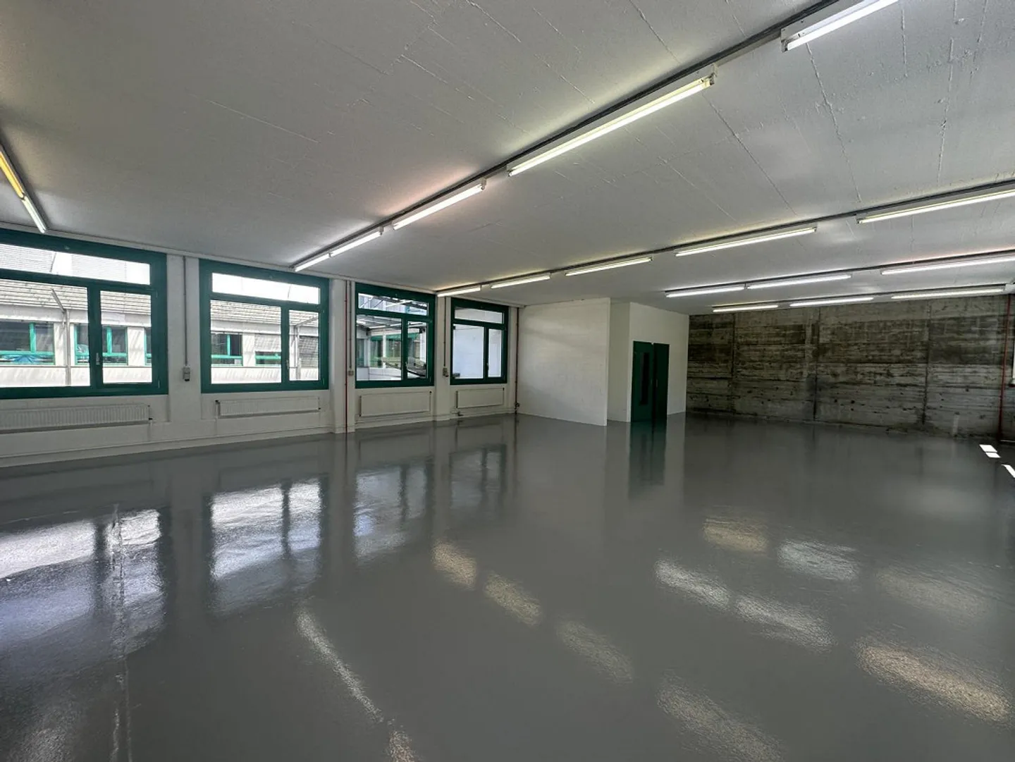 Espace commercial avec accès privé et rampe de chargement - Photo 5 sur 9