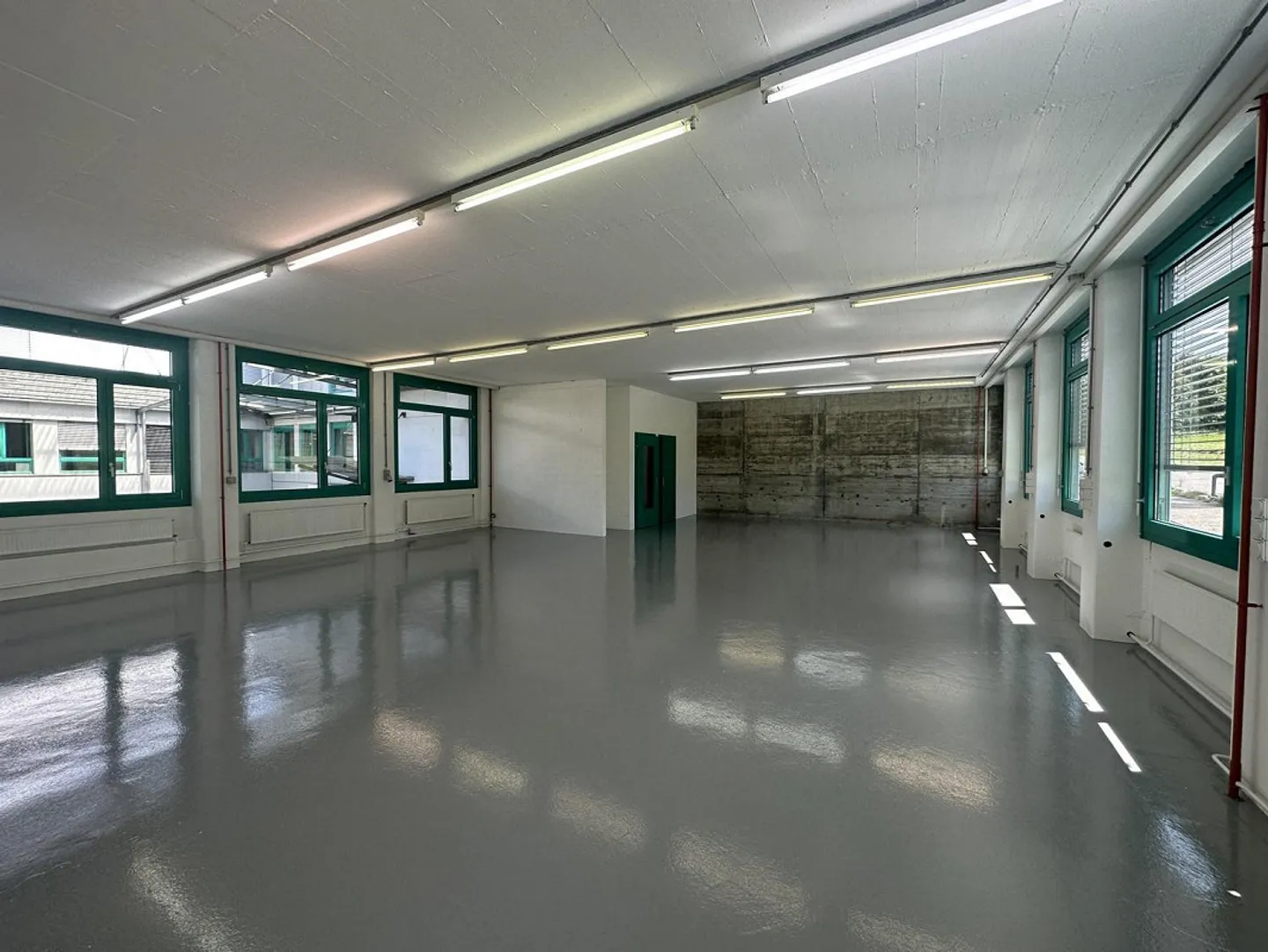 Espace commercial avec accès privé et rampe de chargement - Photo 6 sur 9