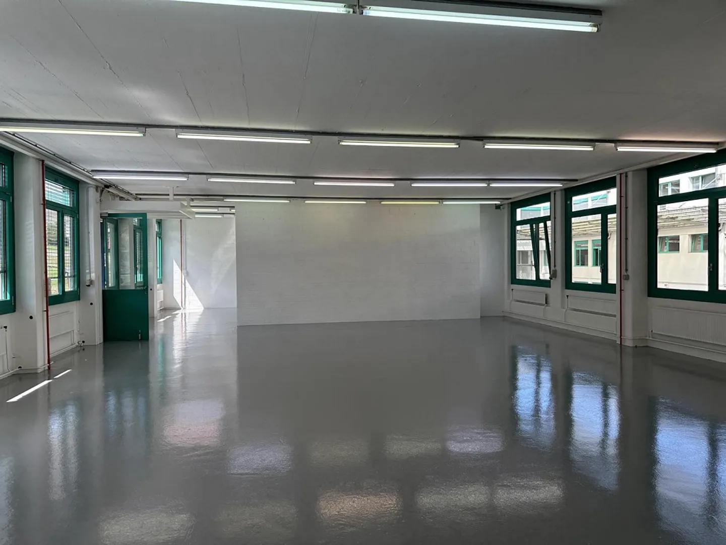 Espace commercial avec accès privé et rampe de chargement - Photo 4 sur 9