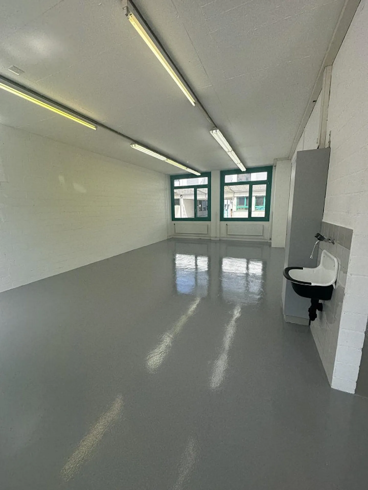 Espace commercial avec accès privé et rampe de chargement - Photo 7 sur 9