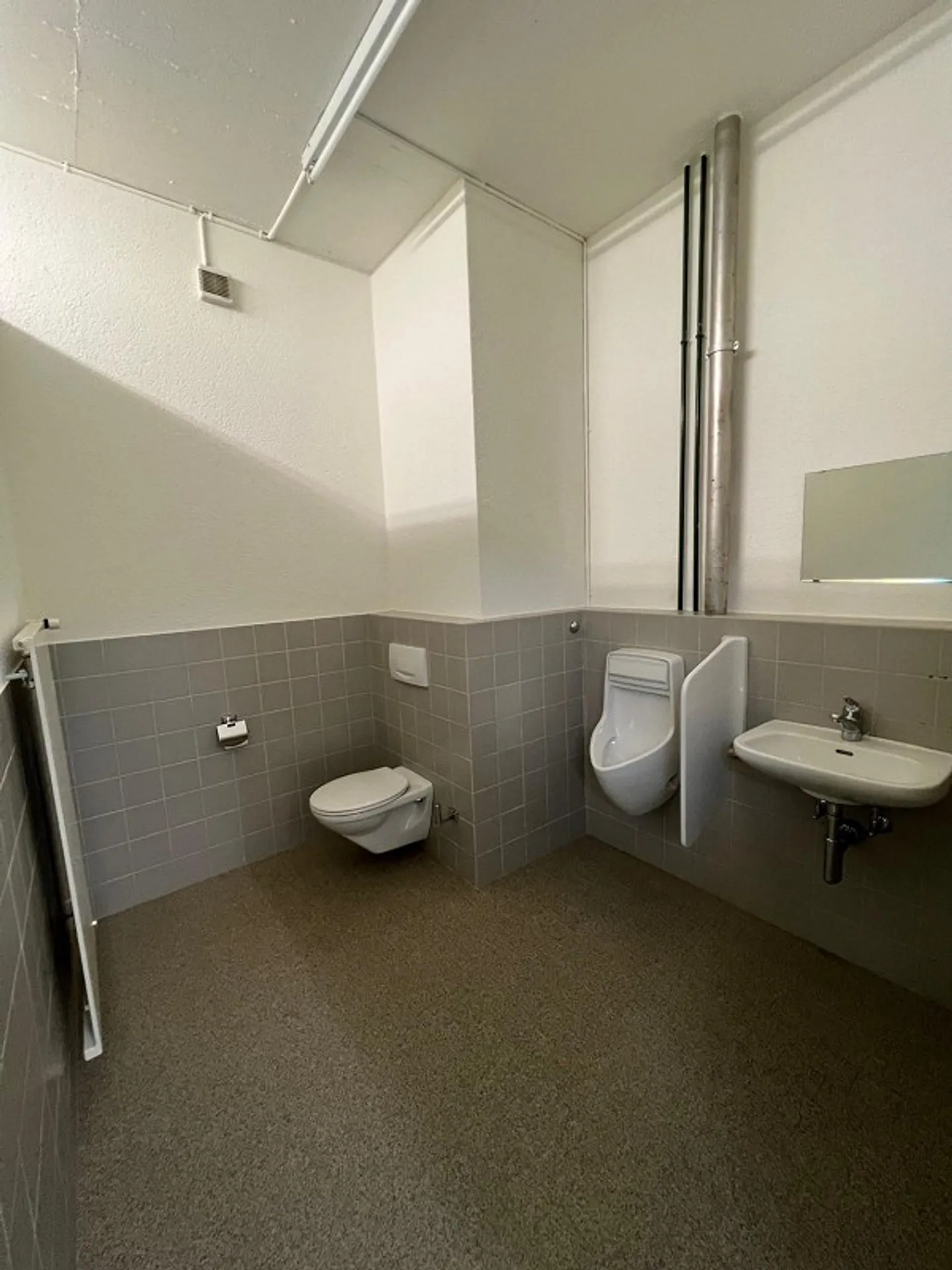 Espace commercial avec accès privé et rampe de chargement - Photo 8 sur 9