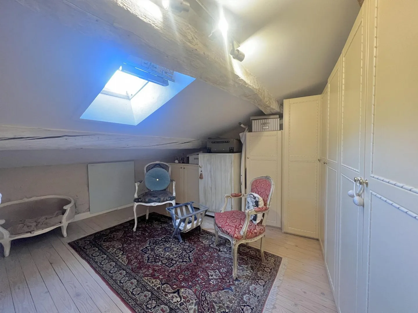 ELEGANTE DACHGESCHOSS-WOHNUNG MIT 4.5 ZIMMERN NUR WENIGE SCHRITTE VOM SEE IN MAROGGIA - Foto 7 von 9