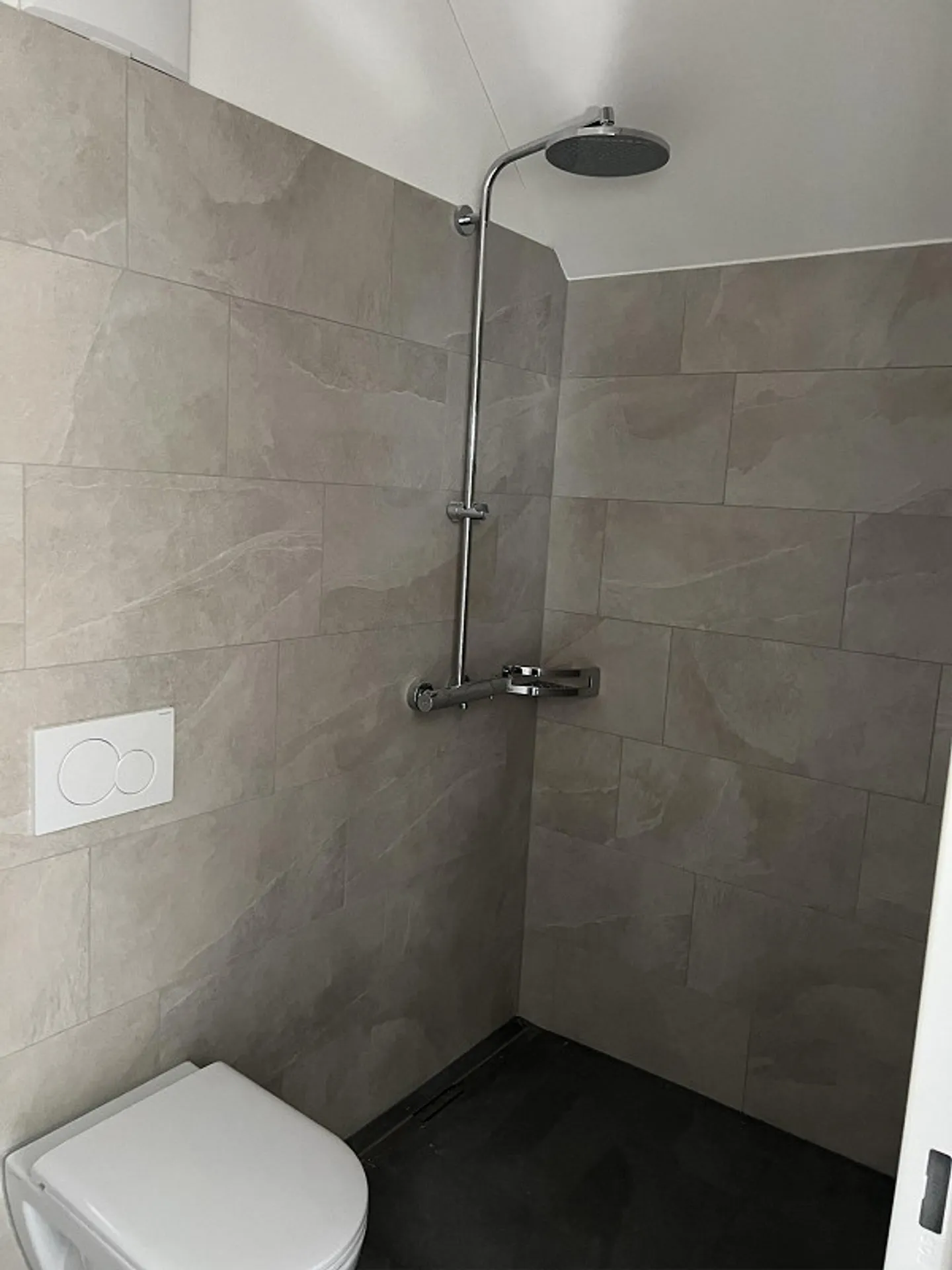 Luxurious 5.5-room apartment in an excellent location in Nänikon - Photo 4 of 13