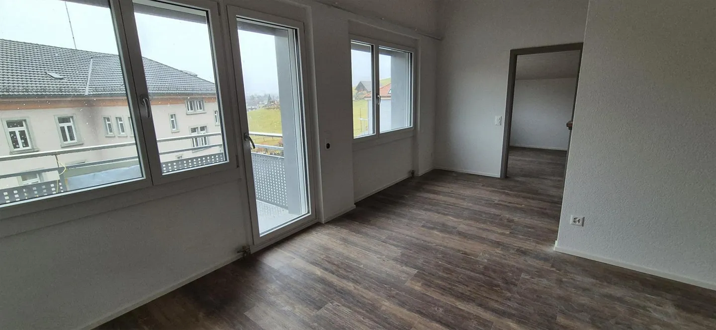 Completely renovated and spacious 4.5 room apartment with large hobby room - Photo 2 of 4