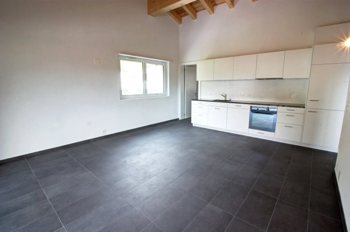 3.5 Room Apartment - Photo 3 of 8