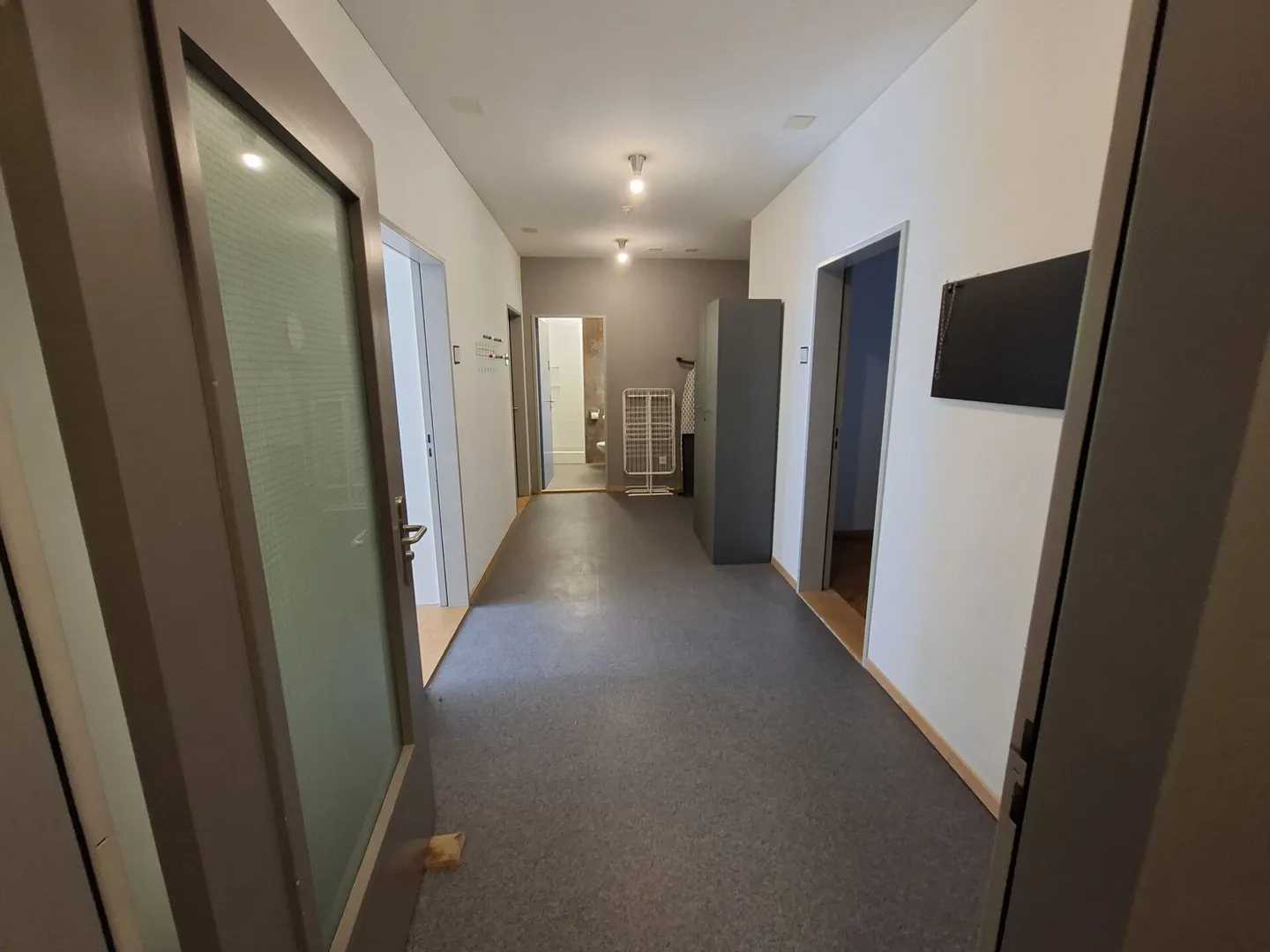 Furnished, bright shared room - central, modern and all-inclusive, 1st floor room no. 3 - Photo 5 of 6