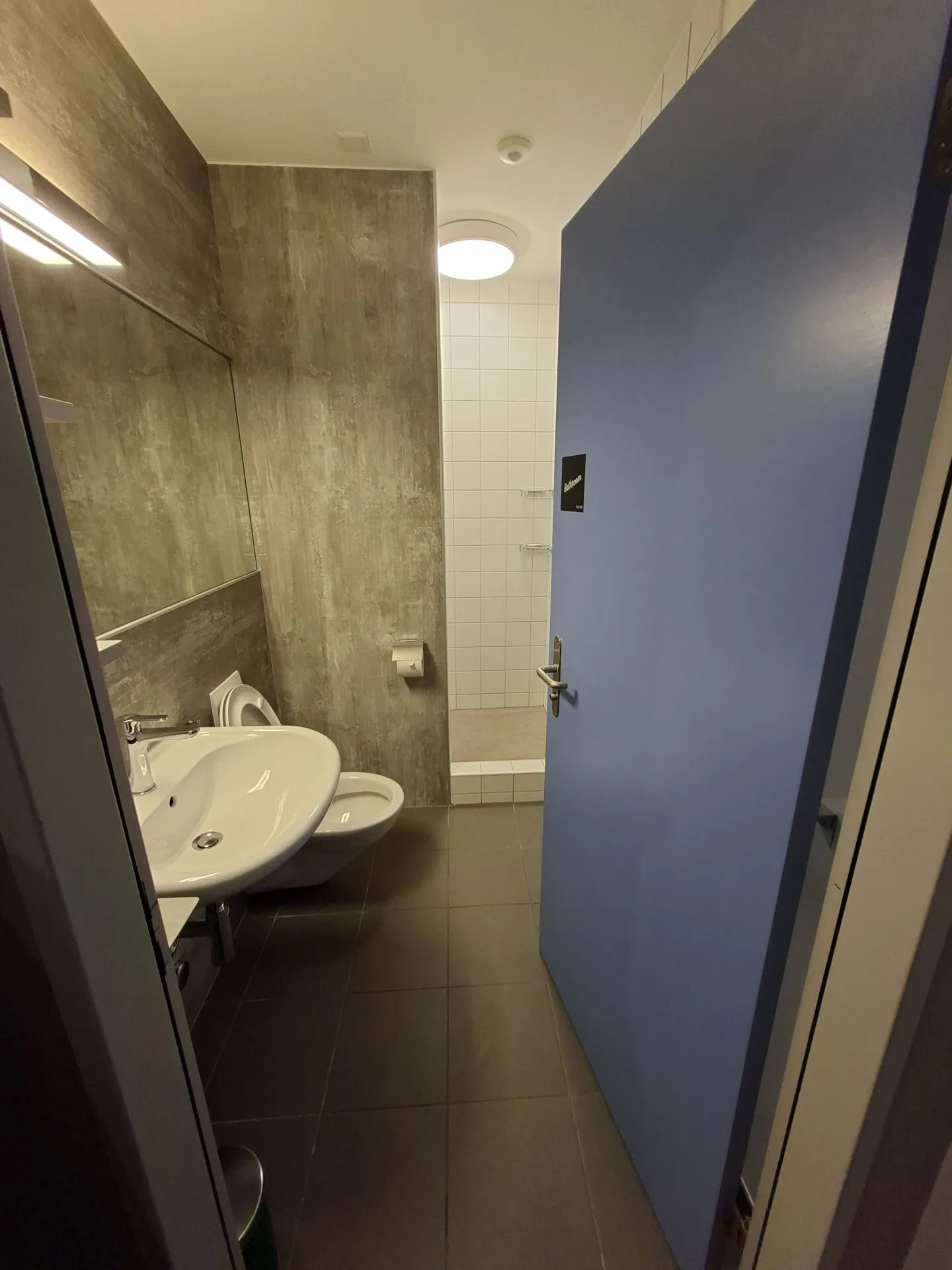 Furnished, bright shared room - central, modern and all-inclusive, 1st floor room no. 3 - Photo 6 of 6