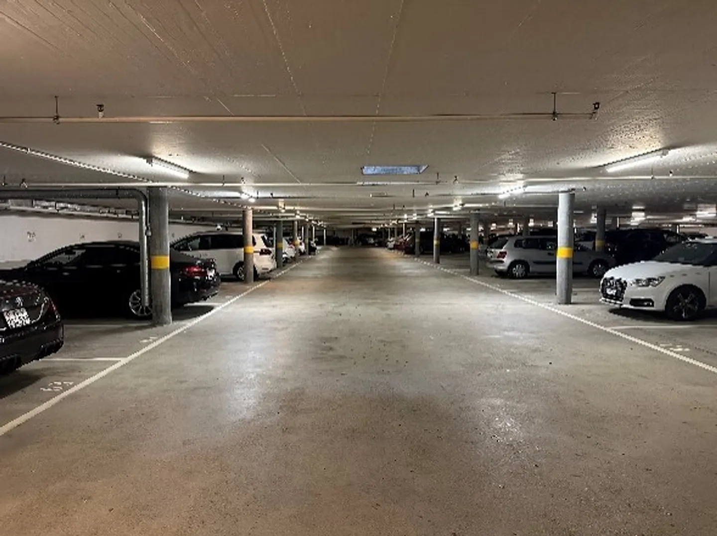 Innenparkplatz in Rolle - Foto 2 von 3