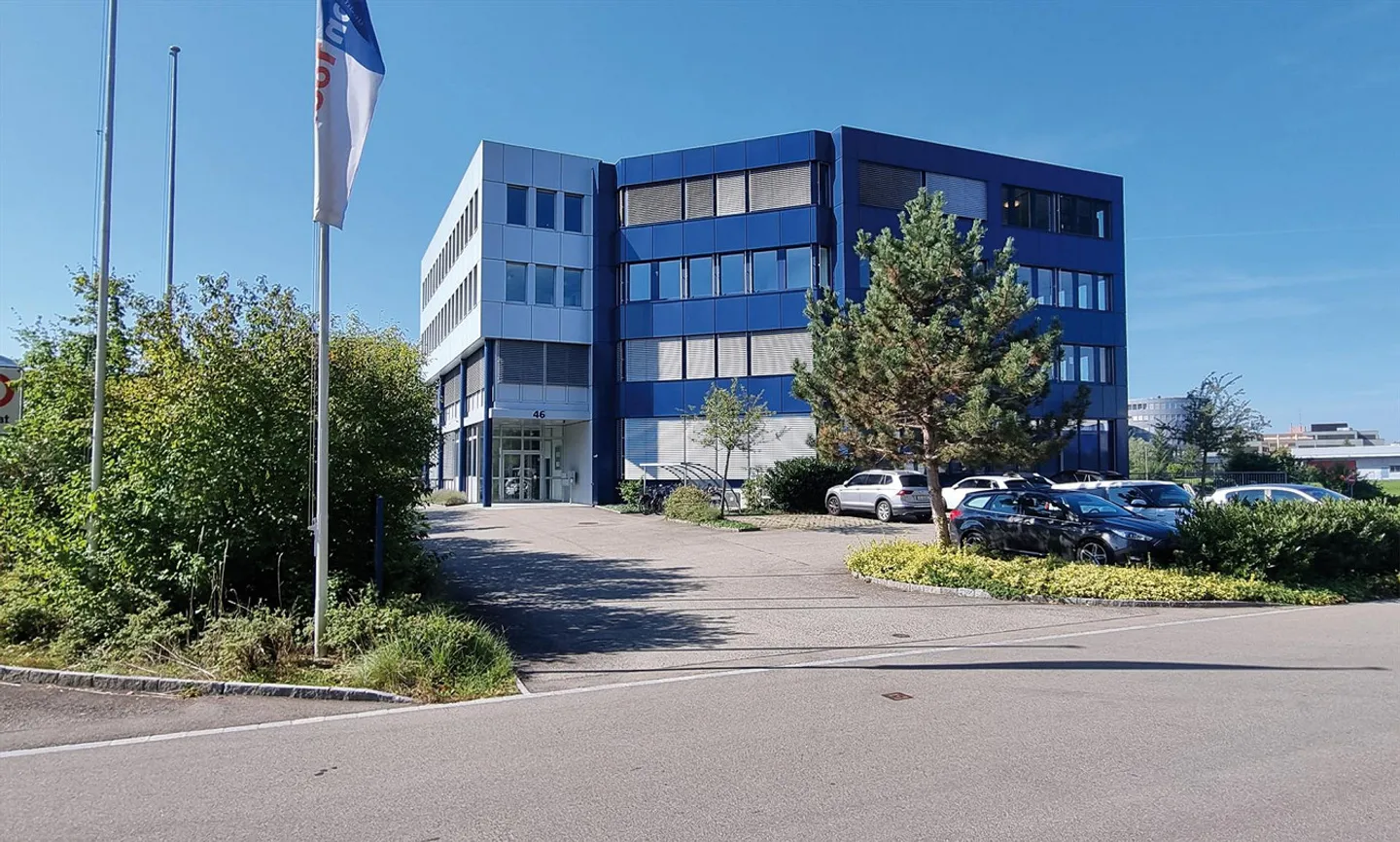 Espace de bureau spacieux - prêt à emménager - Immeuble commercial Sennweid - Photo 1 sur 7