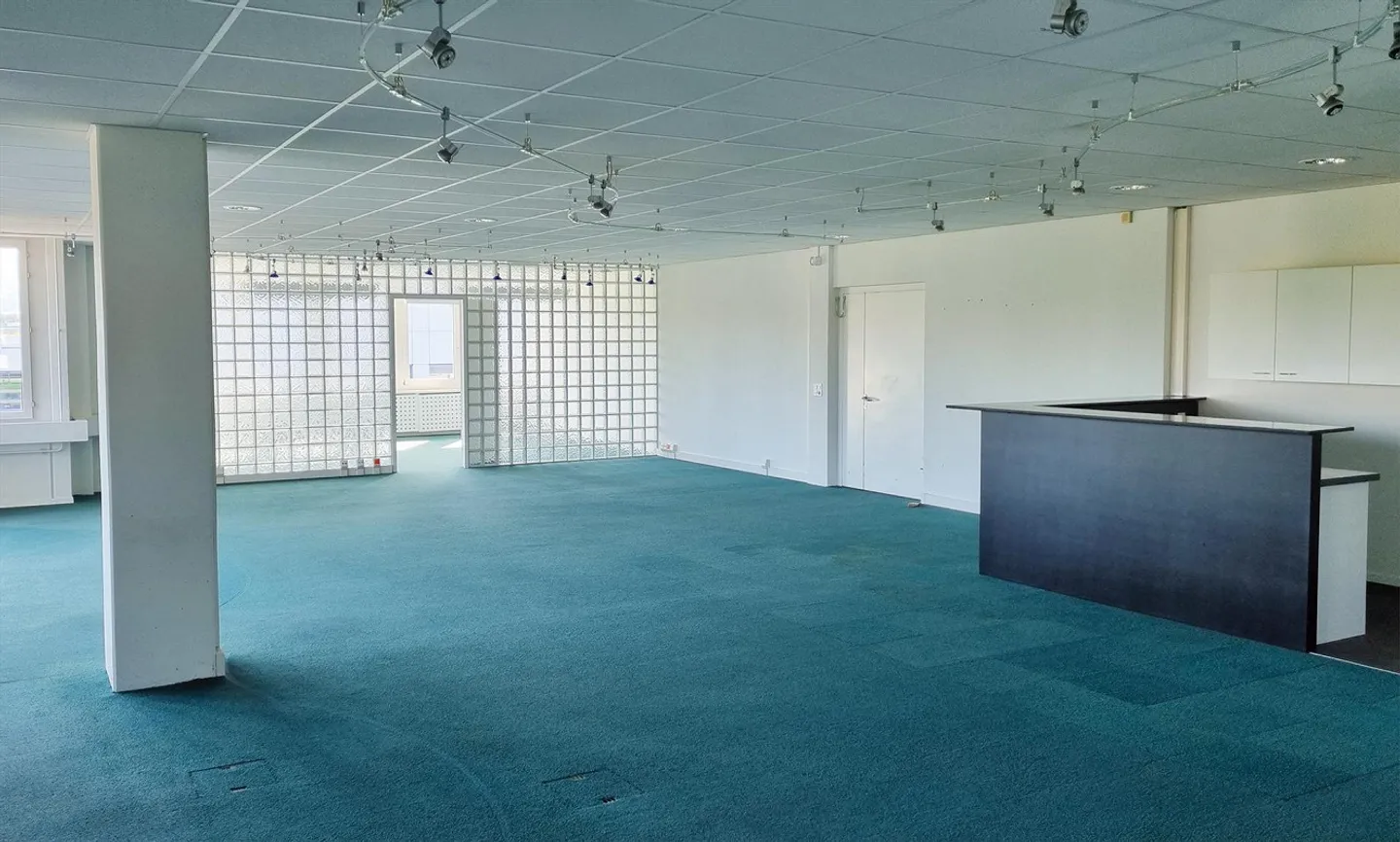 Espace de bureau spacieux - prêt à emménager - Immeuble commercial Sennweid - Photo 4 sur 7