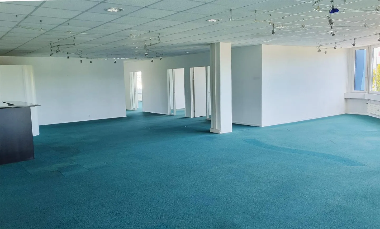 Espace de bureau spacieux - prêt à emménager - Immeuble commercial Sennweid - Photo 5 sur 7