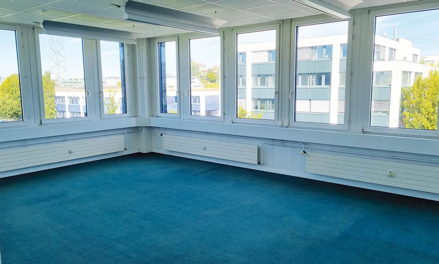 Espace de bureau spacieux - prêt à emménager - Immeuble commercial Sennweid - Photo 2 sur 7