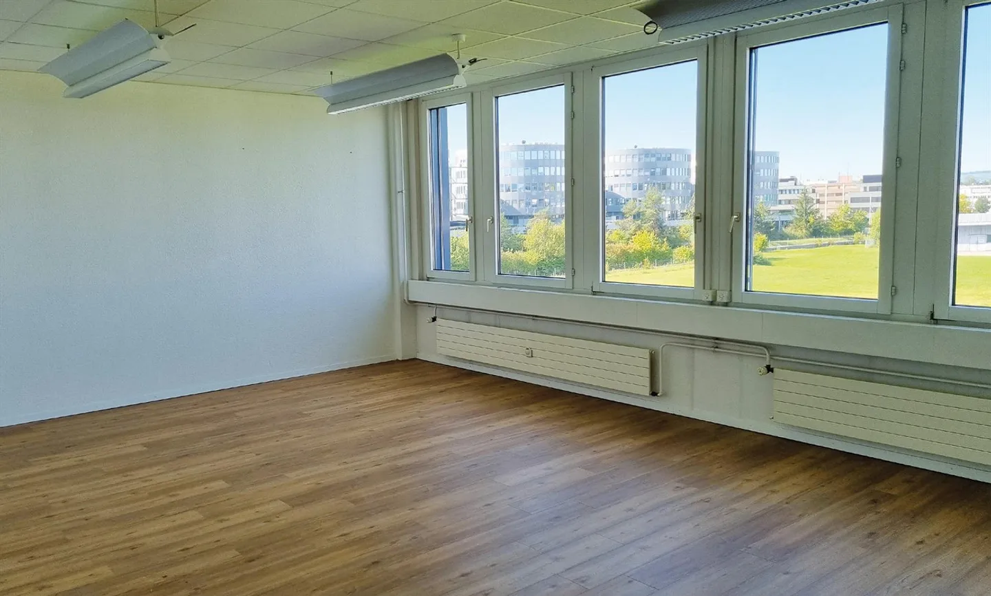 Espace de bureau spacieux - prêt à emménager - Immeuble commercial Sennweid - Photo 3 sur 7