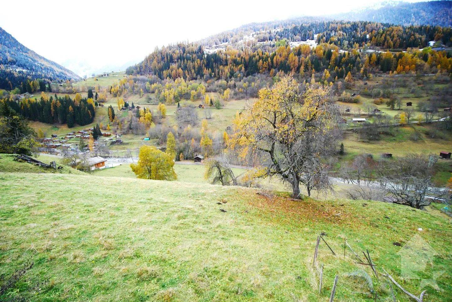 Splendide parcelle constructible avec vues sur les montagnes - Photo 1 sur 9