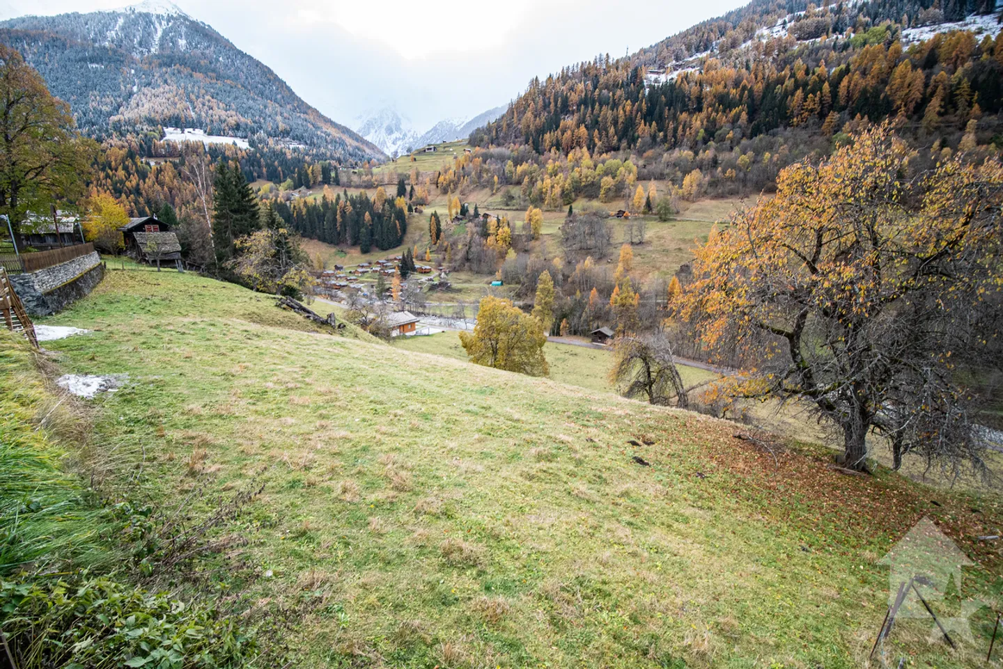 Splendide parcelle constructible avec vues sur les montagnes - Photo 2 sur 9
