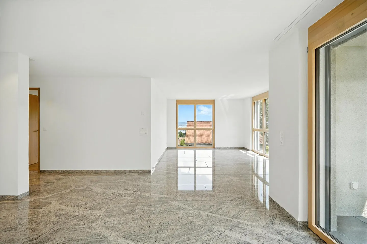 Quality of Living at Its Best - Living with Lake View and Style, Salenstein - Photo 6 of 14