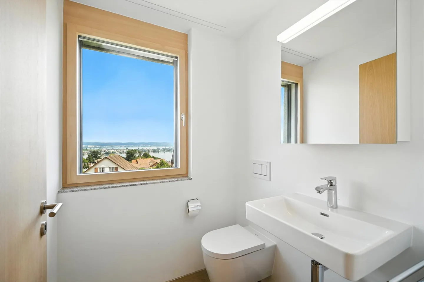 Quality of Living at Its Best - Living with Lake View and Style, Salenstein - Photo 11 of 14