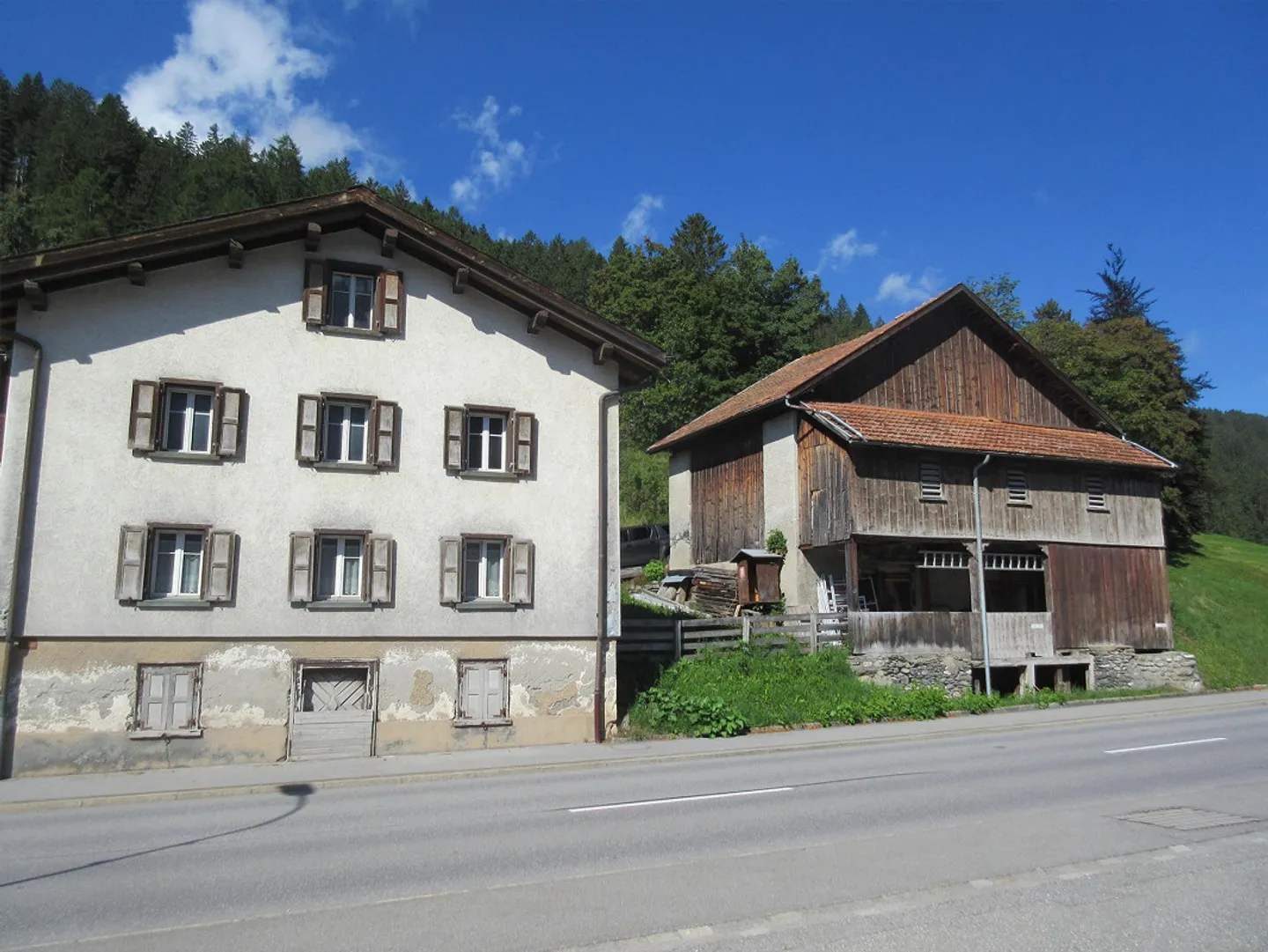 grosses Einfamilienhaus mit Garten & Nebengebäude - Foto 1 von 9