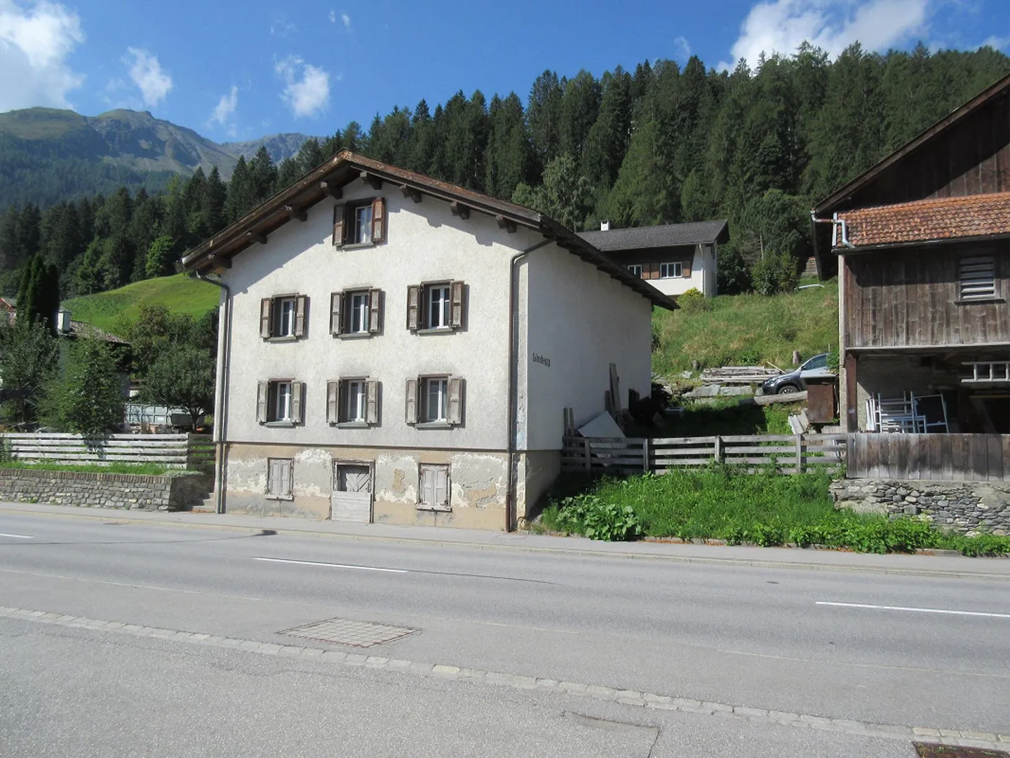 grosses Einfamilienhaus mit Garten & Nebengebäude - Foto 3 von 9
