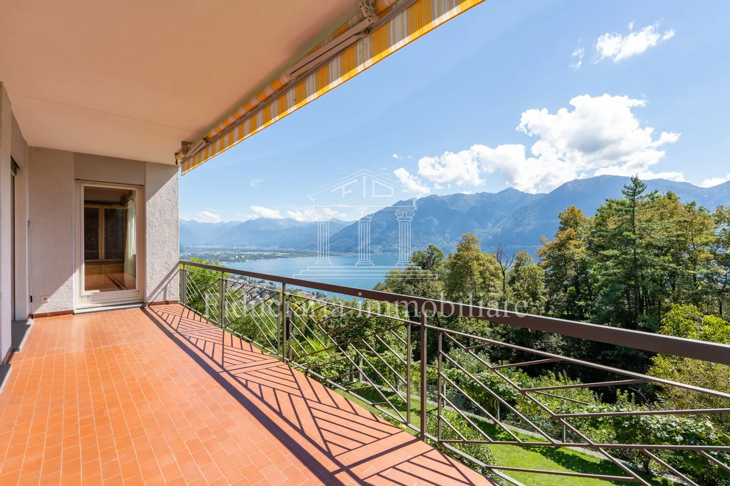 LOCARNO MONTI - Casa plurifamiliare con vista lago e giardino - Foto 1 di 12