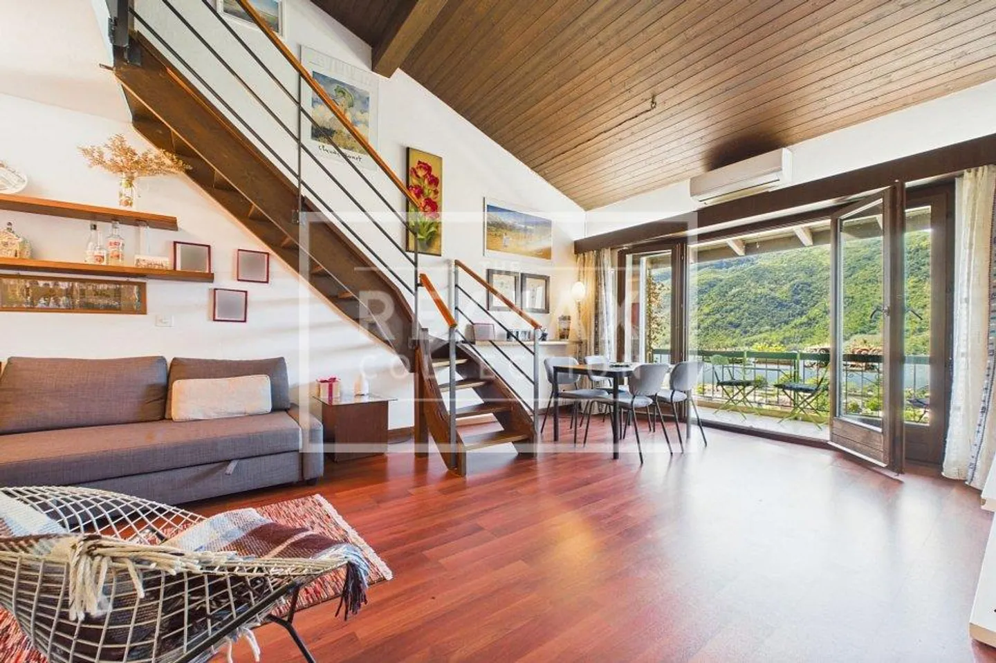 A true gem with lake view - Photo 3 of 13