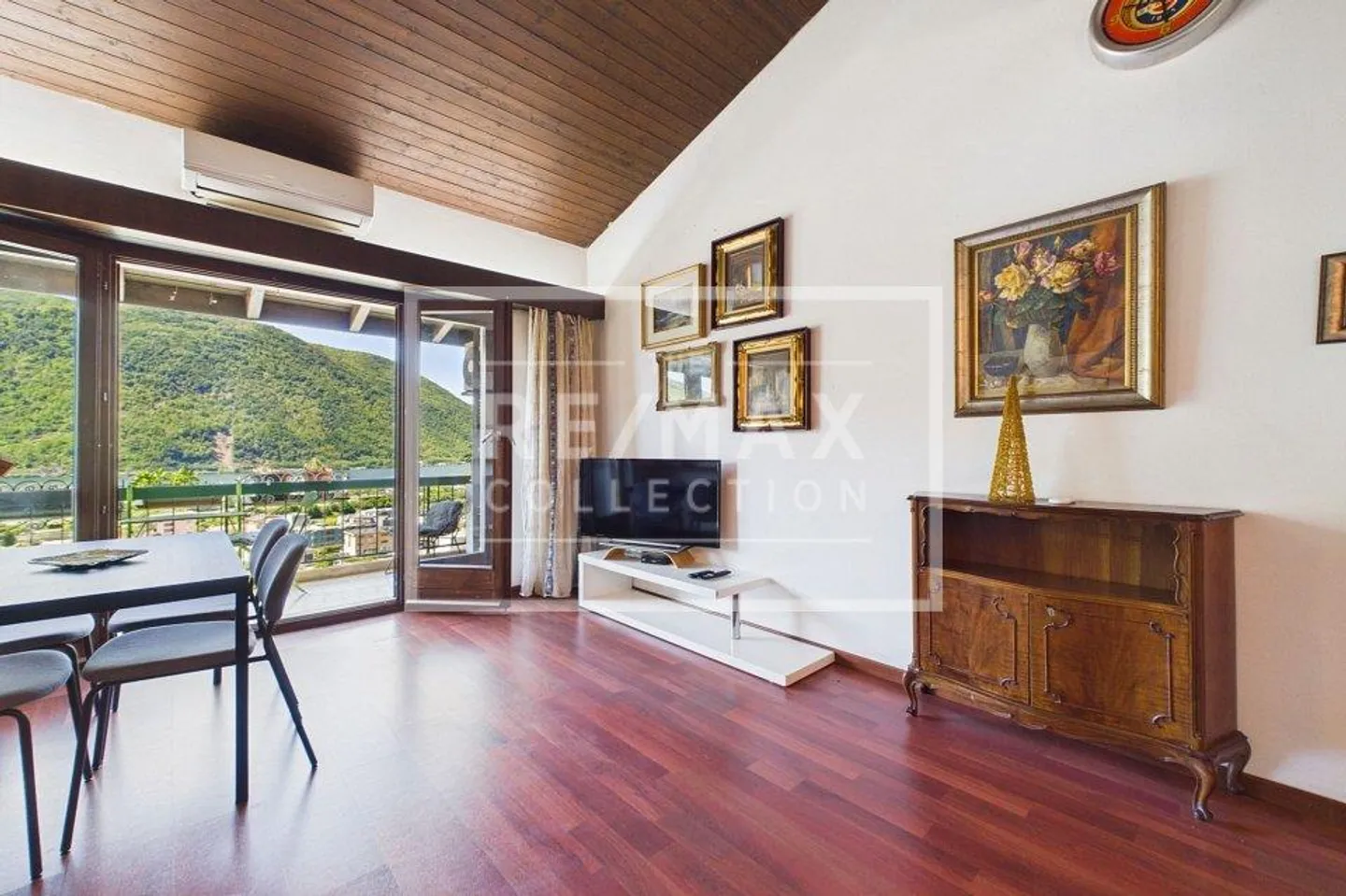 A true gem with lake view - Photo 7 of 13