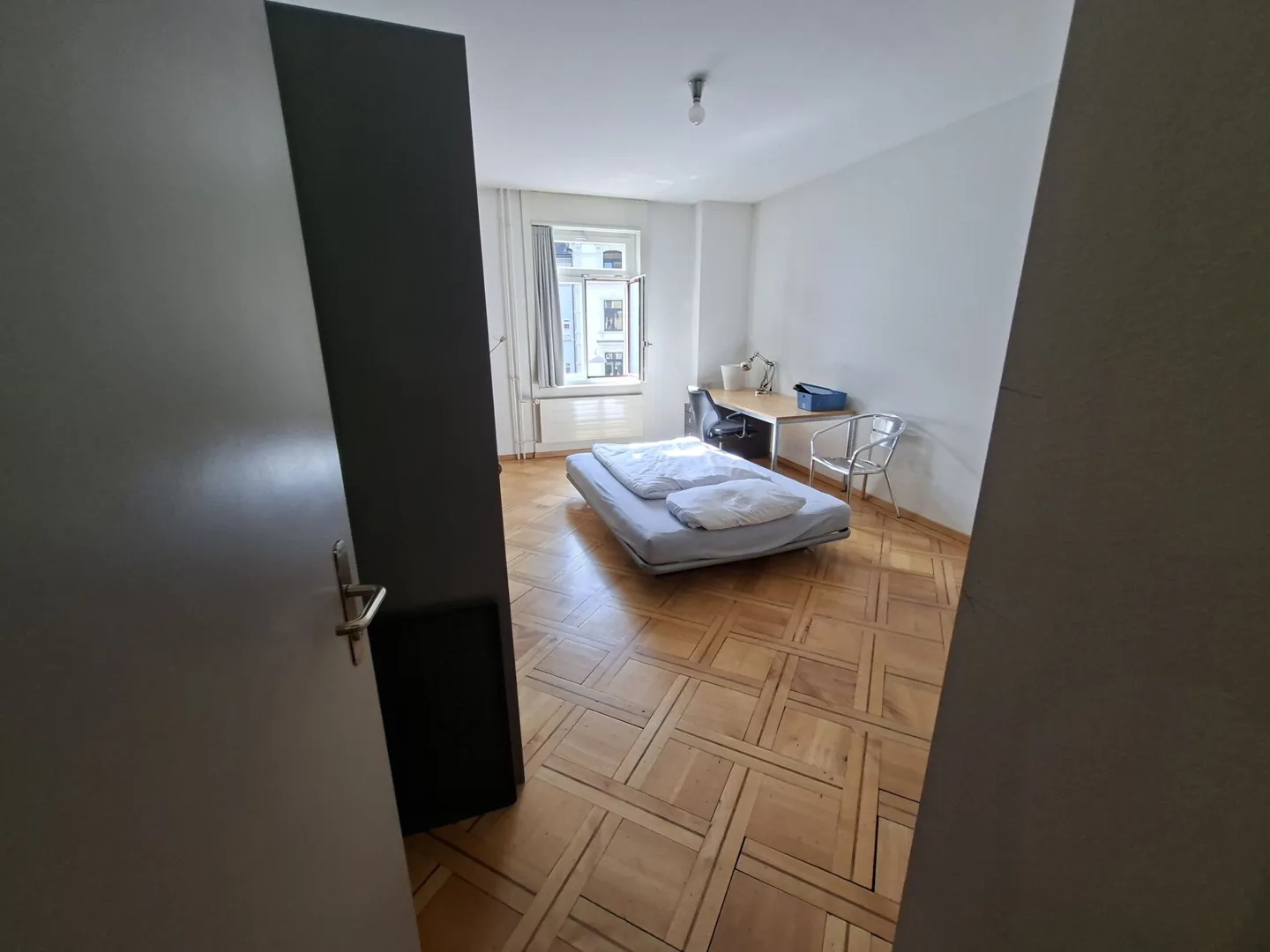 Chambre partagée meublée et lumineuse - centrale, moderne et tout compris, 2ème étage chambre n° 2 - Photo 1 sur 6