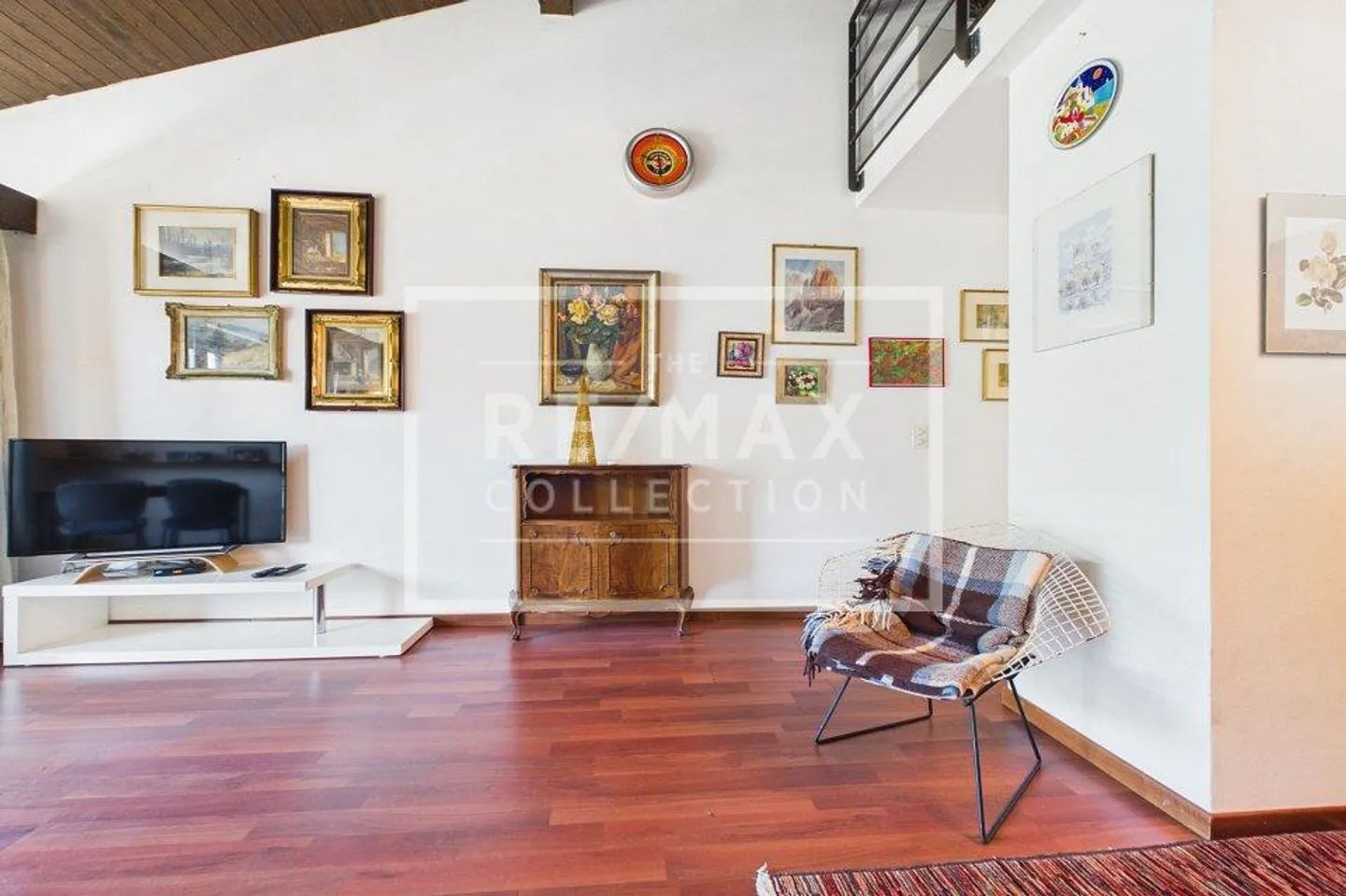 A true gem with lake view - Photo 11 of 13