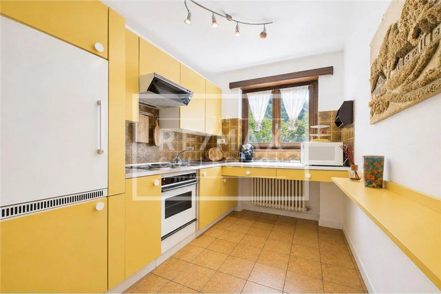 A true gem with lake view - Photo 12 of 13
