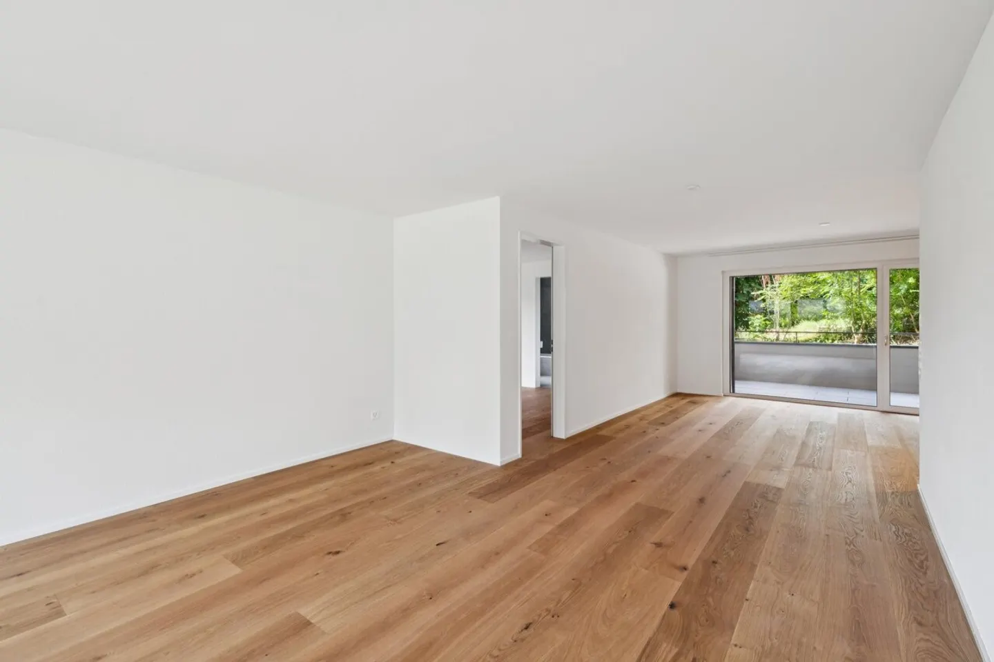 Appartement spacieux de 4,5 pièces avec deux balcons couverts - Photo 4 sur 10