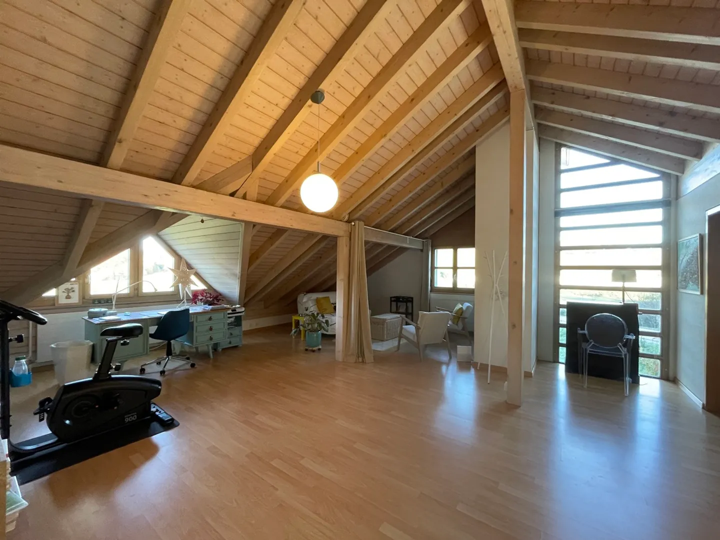 Spacious family home with large garden - Photo 3 of 7