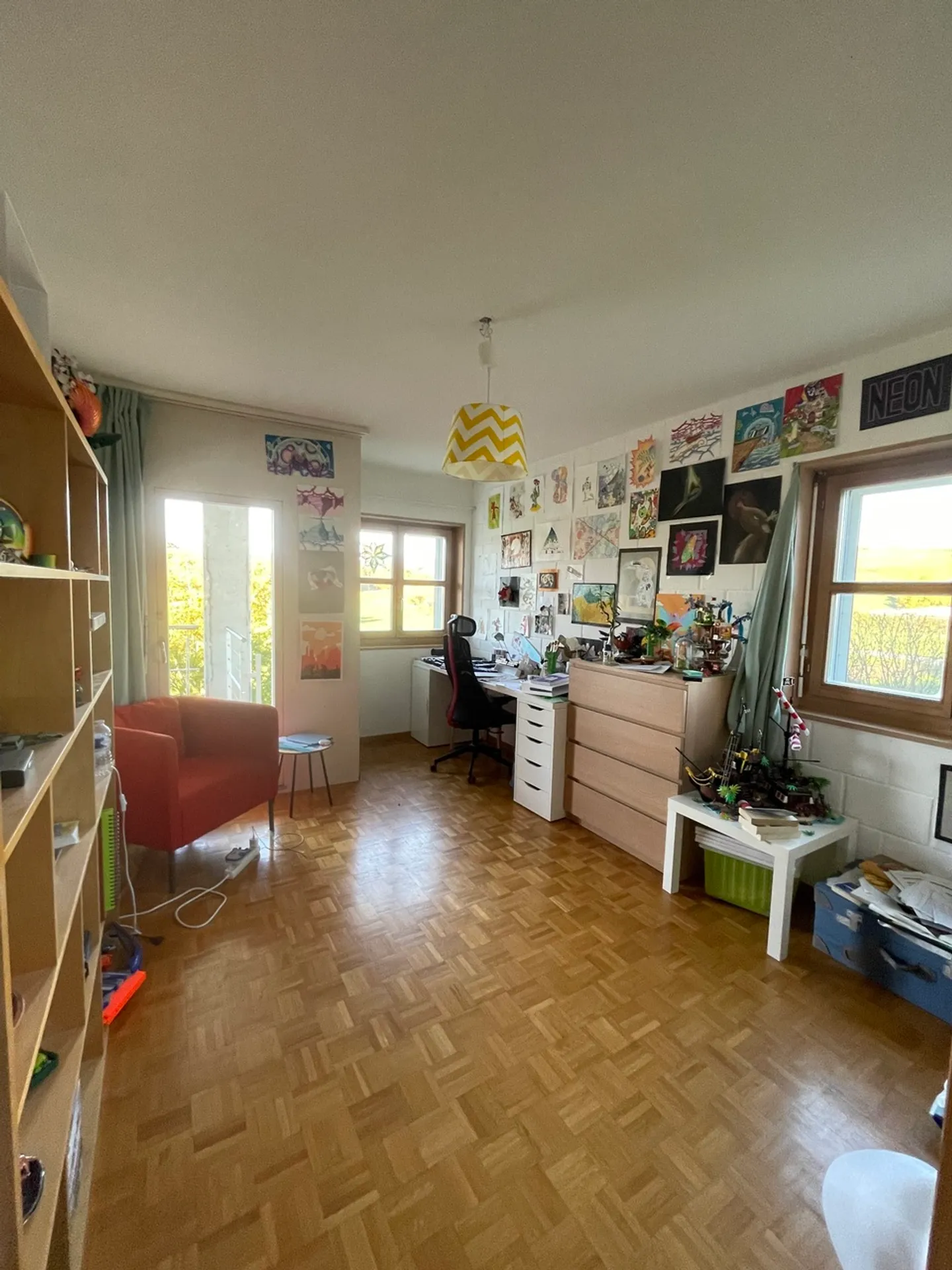 Spacious family home with large garden - Photo 4 of 7