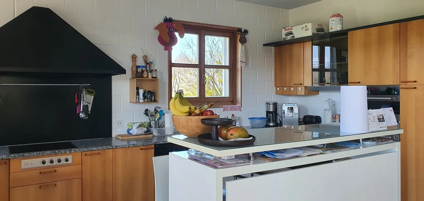 Spacious family home with large garden - Photo 2 of 7