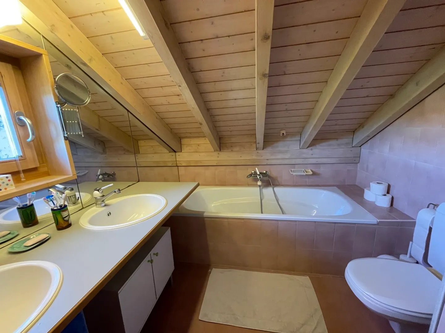 Spacious family home with large garden - Photo 6 of 7