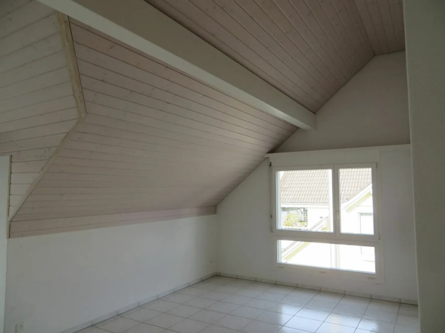 Incantevole appartamento mansardato di 2,5 stanze con giardino d'inverno - Foto 3 di 12