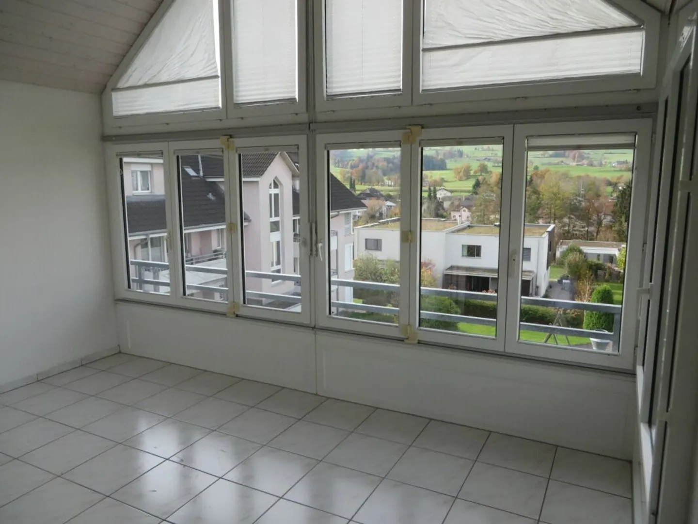 Incantevole appartamento mansardato di 2,5 stanze con giardino d'inverno - Foto 4 di 12