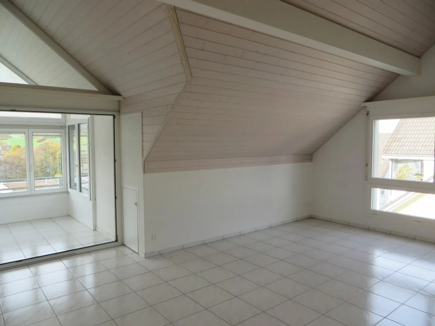 Incantevole appartamento mansardato di 2,5 stanze con giardino d'inverno - Foto 2 di 12