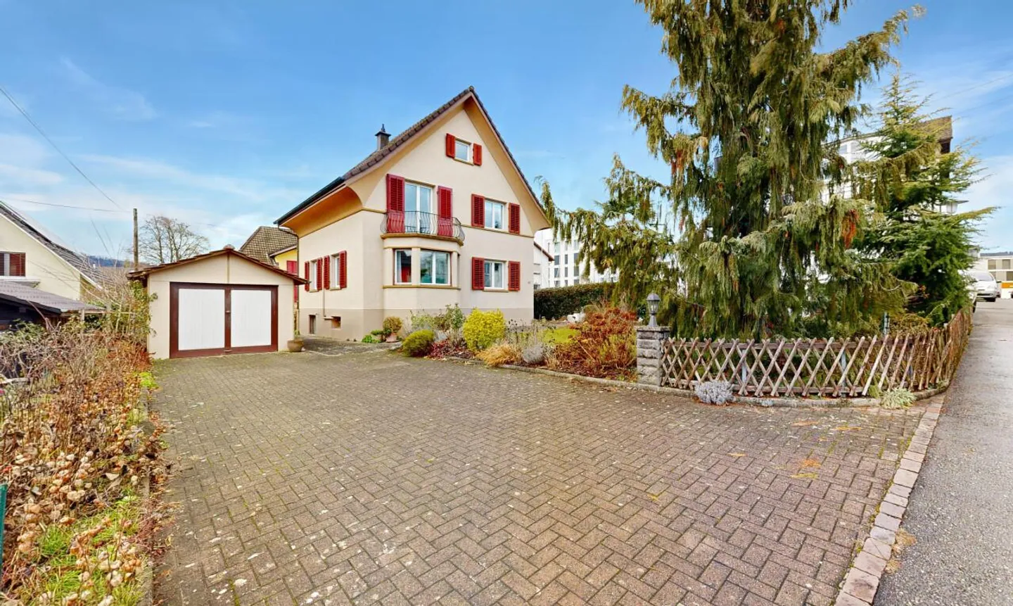 Casa di 4 stanze con potenziale di sviluppo in una posizione tranquilla ma centrale - Foto 2 di 11