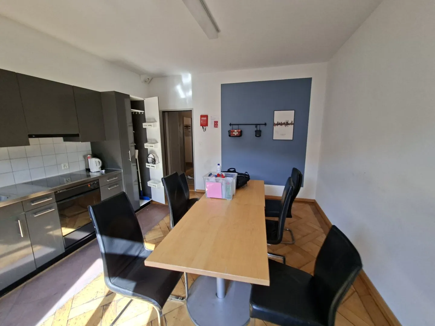 Chambre partagée meublée et lumineuse - centrale, moderne et tout compris, 2ème étage chambre n° 2 - Photo 3 sur 6