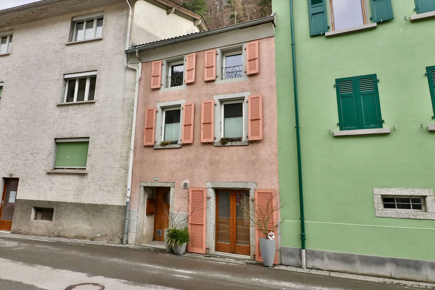In the heart of the Old Town of Martigny, a very beautiful family house, full of charm, with 5.5 rooms, ideal as a family home or guesthouse. - Photo 1 of 13