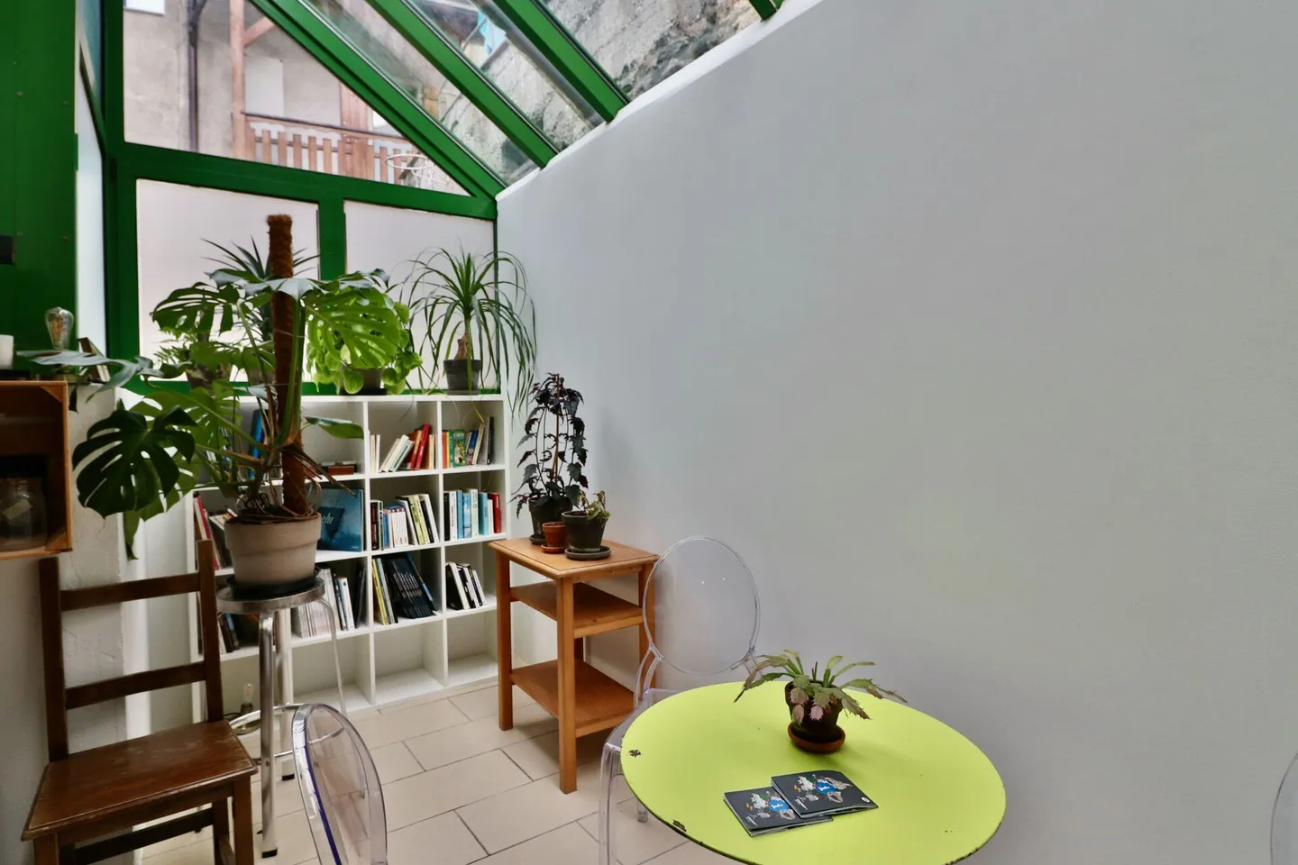 In the heart of the Old Town of Martigny, a very beautiful family house, full of charm, with 5.5 rooms, ideal as a family home or guesthouse. - Photo 3 of 13