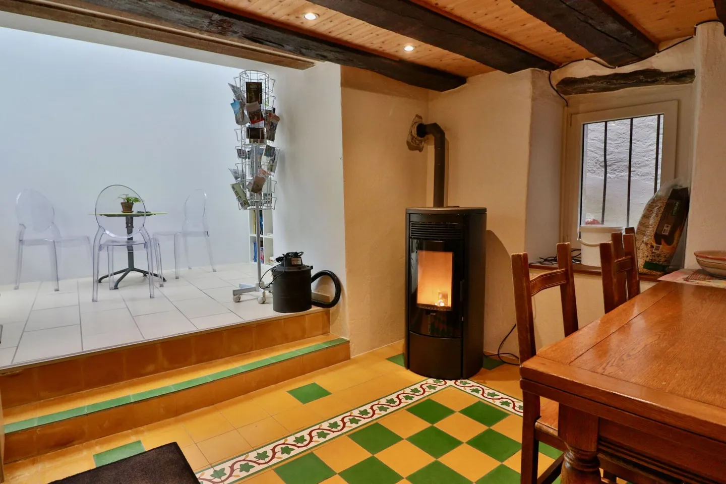 In the heart of the Old Town of Martigny, a very beautiful family house, full of charm, with 5.5 rooms, ideal as a family home or guesthouse. - Photo 4 of 13