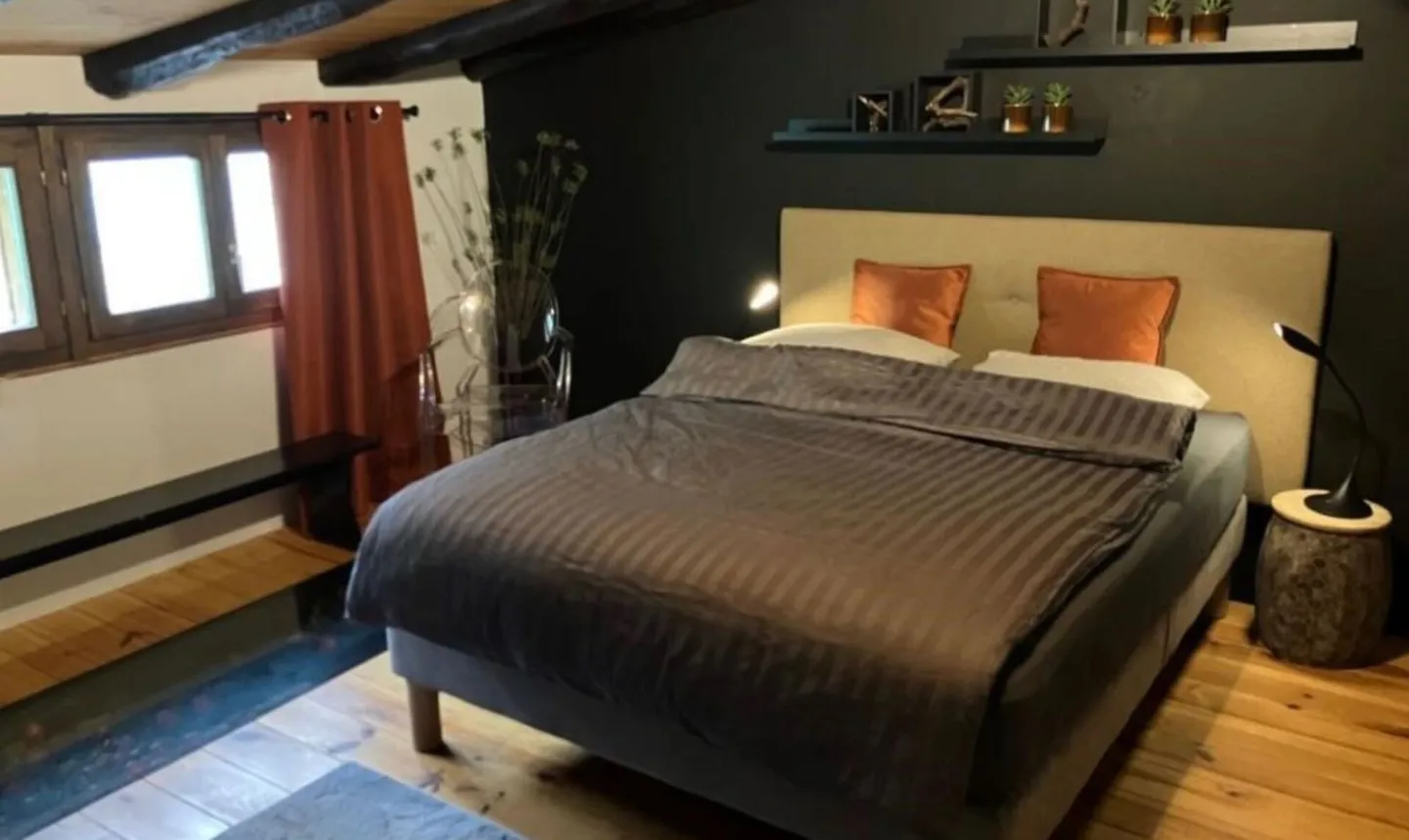 In the heart of the Old Town of Martigny, a very beautiful family house, full of charm, with 5.5 rooms, ideal as a family home or guesthouse. - Photo 7 of 13