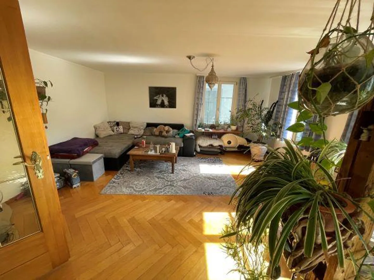 Charmante 4.5 Zimmer-Wohnung mit wunderschöner Terrasse im Innenhof - Foto 2 von 7